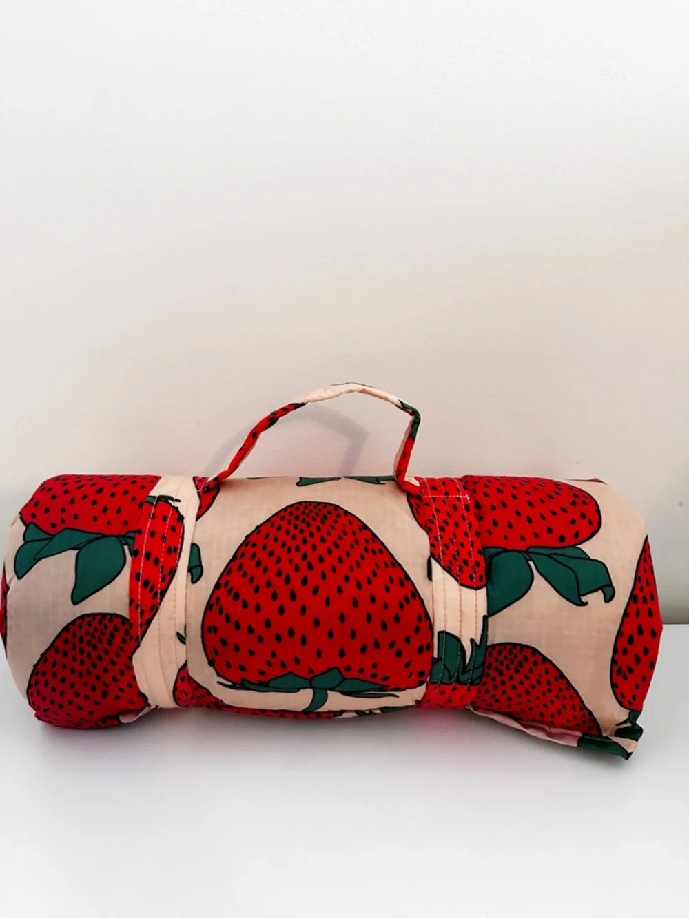 BAGGU Puffy Picnic Blanket Strawberryp